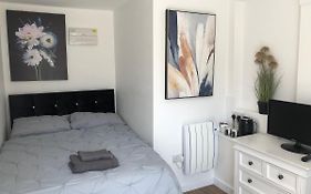 Lovely Modern Decorated 1 Bed Studio